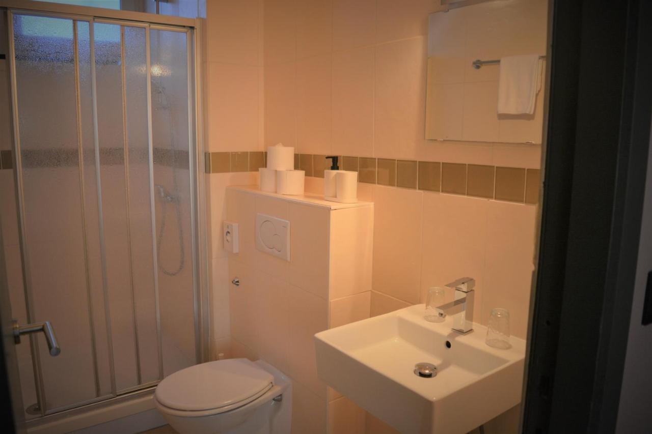 Hotel Mezonvin Antwerpen Bagian luar foto